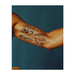 Ein Bündel unterschiedlicher Symbole: eine Person, die eine Leiter mit der Aufschrift "ONE STEP AT A TIME" erklimmt, ein klassischer Büstenkopf, das Wort "LOVE", ein gruseliger Kürbis und ein Geist, ein Schwert und Drahtzaun. Diese Designs verbinden Themen wie Fortschritt, Liebe, Geheimnis und Stärke.