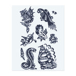 Ein Bündel klassischer nautischer Symbole: ein fliegender Papagei, ein Totenkopf, ein Schiff, eine Schlange, ein Matrosenmädchen und ein Drache. Diese Tattoos repräsentieren Abenteuer, Freiheit und den Geist des Meeres und verbinden kräftige Bilder mit zeitlosen Themen von Entdeckung und Gefahr.