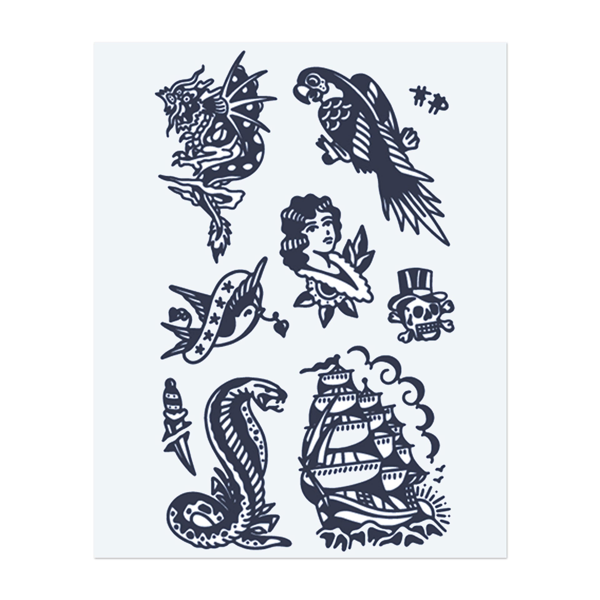 Ein Bündel klassischer nautischer Symbole: ein fliegender Papagei, ein Totenkopf, ein Schiff, eine Schlange, ein Matrosenmädchen und ein Drache. Diese Tattoos repräsentieren Abenteuer, Freiheit und den Geist des Meeres und verbinden kräftige Bilder mit zeitlosen Themen von Entdeckung und Gefahr.