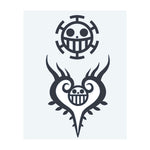 Ein Tattoo mit dem Jolly Roger von One Piece, mit dem ikonischen lächelnden Totenkopf und den gekreuzten Knochen. Das erste Design ist das Symbol der Strohhutpiraten, das zweite hat einen herzförmigen Rahmen darum. Ein perfektes Tribut für Fans von Luffys abenteuerlicher Crew!