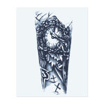 Ein Tattoo einer zerbrochenen Uhr mit römischen Ziffern, umgeben von Rissen und Kreuzen. Es symbolisiert den Ablauf der Zeit und die Idee, dass Zeit, einmal zerbrochen, nicht wieder repariert werden kann. Ein bedeutungsvolles Design für jemanden, der über die Vergänglichkeit des Lebens nachdenkt.