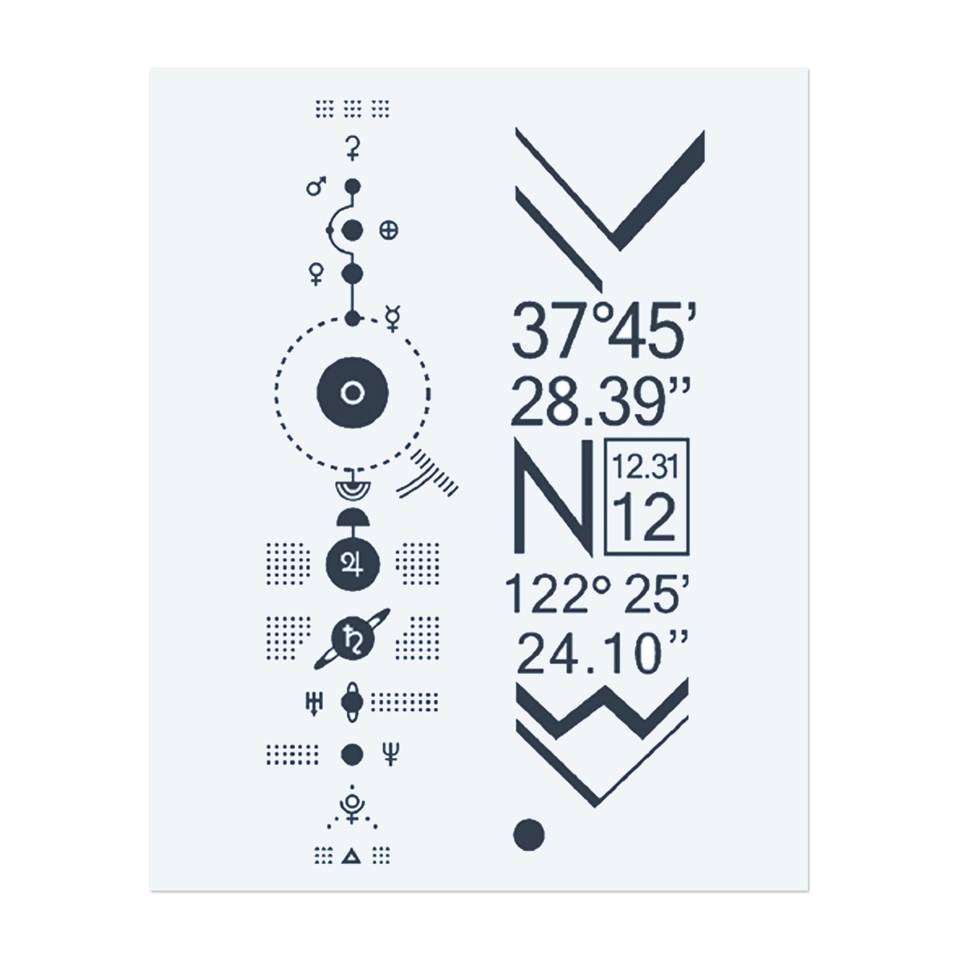Ein modernes Tattoo, das eine Mischung aus geometrischen Formen, Koordinaten und Symbolen zeigt und ein abstraktes Design bildet. Die Zahlen und Richtungsmarkierungen deuten auf Reisen oder verborgene Bedeutung hin. Ideal für jemanden, der Mysterium, Entdeckung und persönliche Bedeutung liebt.