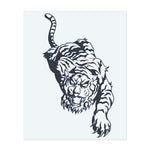 Ein mächtiger Tiger, der sich tief kauert und bereit ist zuzuschlagen. Dieses Tattoo symbolisiert Heimlichkeit, Stärke und Fokus. Perfekt für jemanden, der Agilität, Mut und die Kunst, präzise zu handeln, wie der majestätische Tiger, schätzt.
