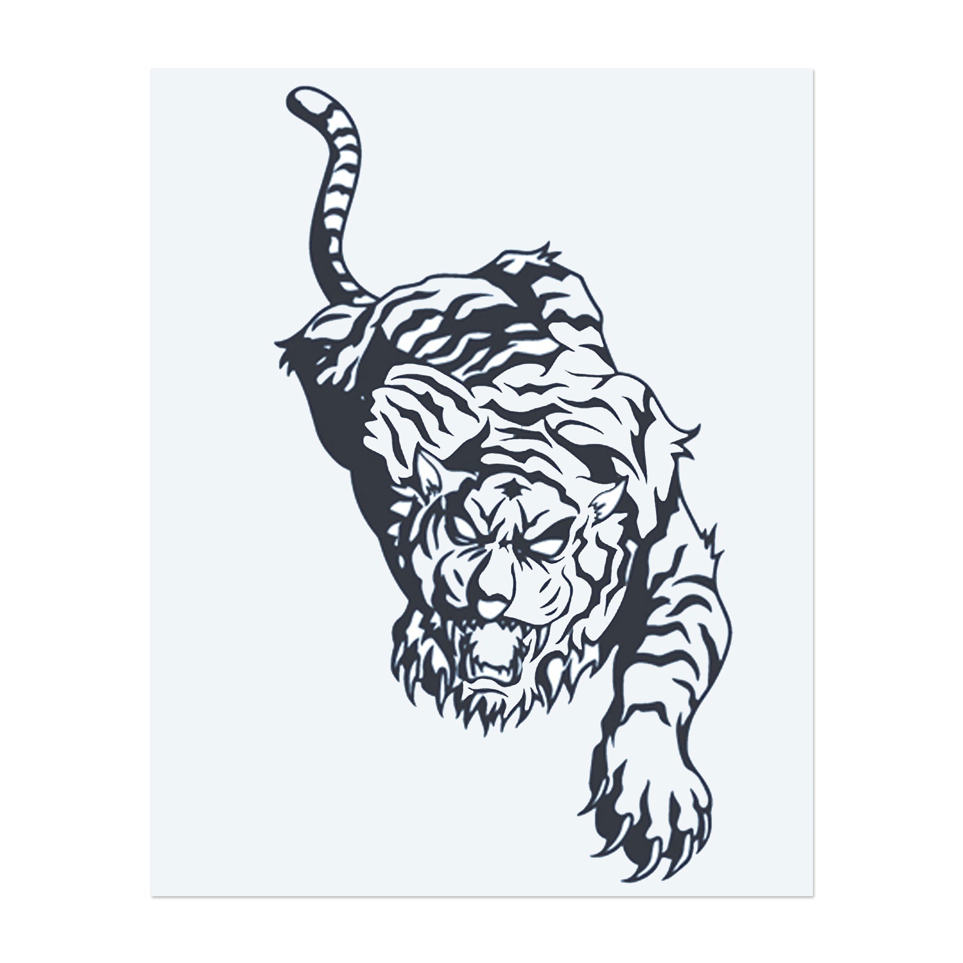 Ein mächtiger Tiger, der sich tief kauert und bereit ist zuzuschlagen. Dieses Tattoo symbolisiert Heimlichkeit, Stärke und Fokus. Perfekt für jemanden, der Agilität, Mut und die Kunst, präzise zu handeln, wie der majestätische Tiger, schätzt.