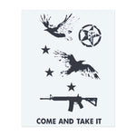 Fliegende Vögel, ein Sternsymbol und ein Sturmgewehr, mit den Worten "Come and Take It". Dieses Design repräsentiert Trotz, Freiheit und die Stärke, seine Überzeugungen zu verteidigen. Perfekt für jemanden, der Unabhängigkeit, Freiheit und Widerstandsfähigkeit schätzt.