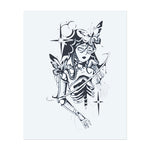 Eine skelettierte Figur mit zarten Flügeln, umgeben von Sternen und Blumen. Dieses Design verbindet Elemente von Leben und Tod, Magie und Transformation.