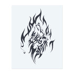Ein furchterregendes Wolfs-Gesicht, umgeben von wirbelnden Flammen. Der Wolf schaut nach oben, heult, und sein Fell geht in das Feuer über. Das Tattoo ist im kräftigen Tribal-Stil gehalten und zeigt Stärke, Feuer und wilde Energie.