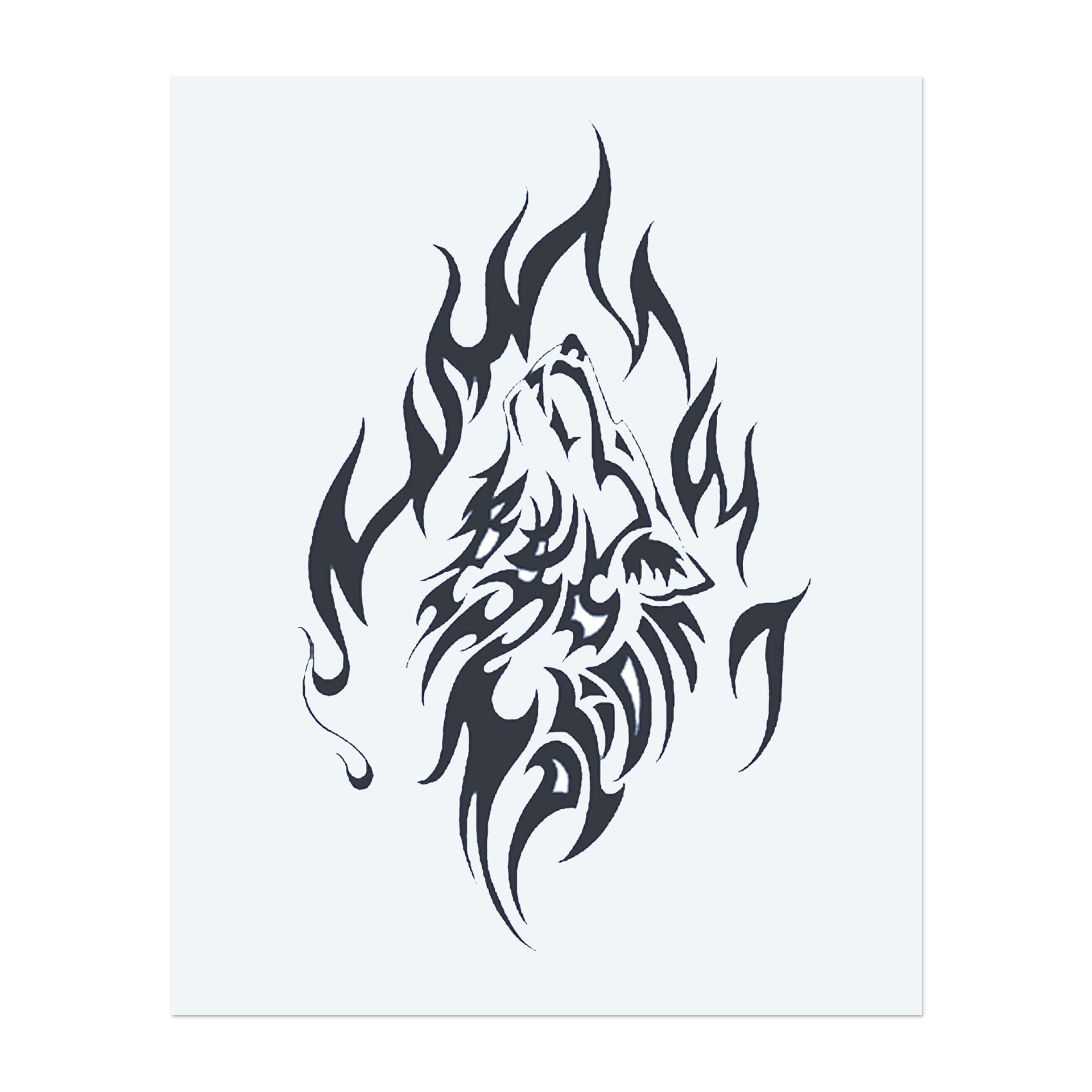 Ein furchterregendes Wolfs-Gesicht, umgeben von wirbelnden Flammen. Der Wolf schaut nach oben, heult, und sein Fell geht in das Feuer über. Das Tattoo ist im kräftigen Tribal-Stil gehalten und zeigt Stärke, Feuer und wilde Energie.
