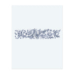 Ein anmutiges Band-Design mit blühenden Blumen und einem Schmetterling, umgeben von Blättern und Beeren. Dieses Tattoo symbolisiert Transformation, Schönheit und das zarte Gleichgewicht der Natur.