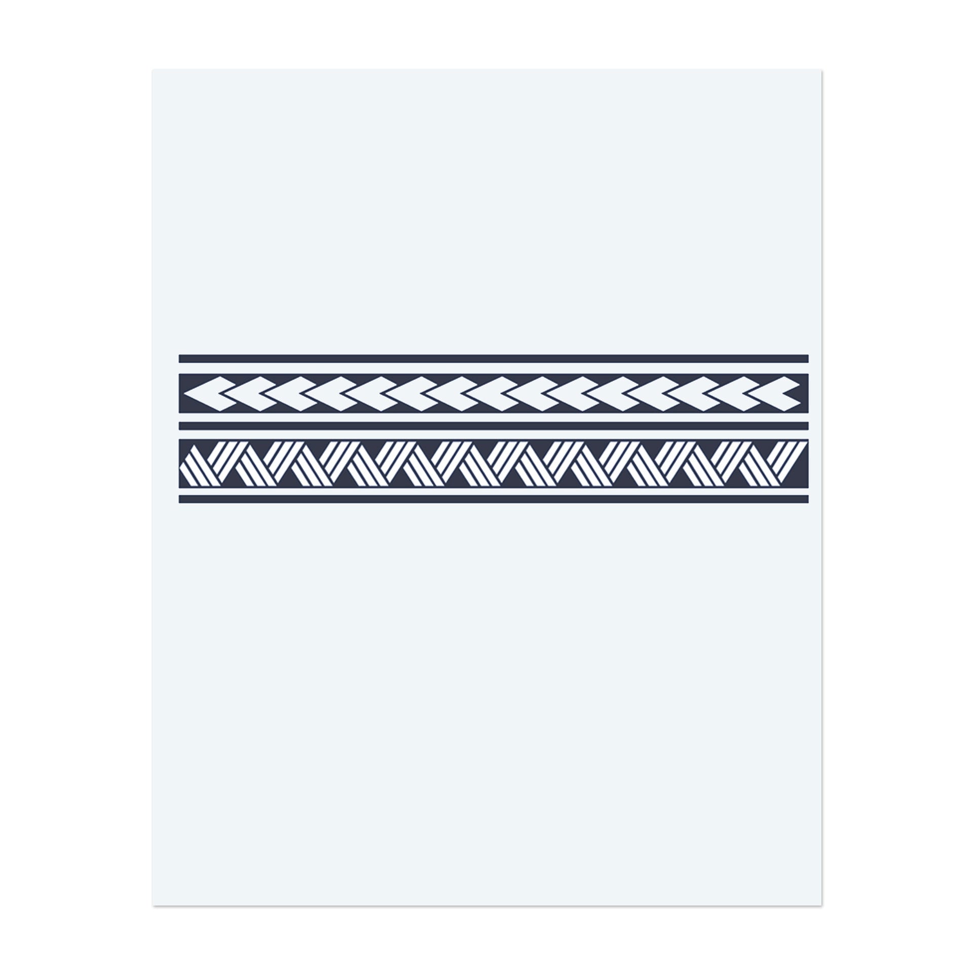 Ein scharfes und kunstvolles Band-Design mit ineinandergreifenden geometrischen Mustern, Pfeilen und Diamantformen. Dieses Tattoo symbolisiert Stärke, Präzision und Balance und verbindet dynamische Bewegung mit strukturierten Linien.