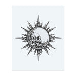 Surrounded by stylized, blazing flames, a grinning skull rises from swirling gothic motifs. This temporary tattoo radiates dark energy and power, combining solar symbolism with a captivating baroque touch.