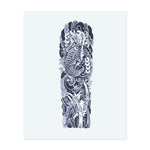 Dieses Sleeve zeigt einen majestätischen Koi-Fisch, der durch Wellen nach oben schwimmt und von zarten Blumen umgeben ist. Es symbolisiert Stärke, Ausdauer und Transformation und stellt die Reise dar, Hindernisse zu überwinden.