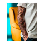 Dieses Sleeve zeigt detaillierte Tribal-Muster mit einem zentralen Schildkröten-Design, umgeben von wirbelnden und geometrischen Elementen. Das Tattoo symbolisiert Widerstandsfähigkeit, Schutz und eine tiefe Verbindung zur Natur.
