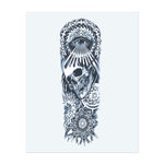 Dieses Sleeve verbindet einen Totenschädel mit geometrischen Mustern und einem allsehenden Auge, das die Verbindung zwischen Leben, Tod und der göttlichen Einsicht symbolisiert, die uns führt. Das kunstvolle Design repräsentiert die Geheimnisse des Daseins und das Entfalten des Schicksals.
