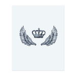 Eine schöne Krone, umgeben von Engelsflügeln, symbolisiert Königlichkeit, Freiheit und göttliche Macht. Die detaillierten Flügel fügen der majestätischen Krone Anmut und Stärke hinzu, was dieses Tattoo zu einem Emblem für Eleganz und himmlischen Schutz macht.