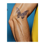 Ein zarter Schmetterling mit kunstvollen floralen Mustern auf seinen Flügeln, der Transformation, Schönheit und die Eleganz der Natur symbolisiert. Es repräsentiert eine Reise des Wachstums und Wandels, die durch die Zyklen des Lebens fliegt.