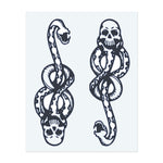 Zwei ineinander gewundene Schlangen, jede mit einem Totenschädel an ihrem Kopf, symbolisieren Gefahr, Tod und Wiedergeburt. Die Schlangen, die sich umeinander winden, repräsentieren das Gleichgewicht zwischen Leben und Tod in einem kühnen und auffälligen Design.