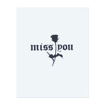 Ein sentimentales Design mit den Worten "miss you" kombiniert mit einer zarten Rose. Es erinnert an Liebe und Verlust und drückt Sehnsucht und Erinnerung in einer schönen, eleganten Schrift aus.