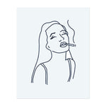 Ein Minimalistes Tattoo einer Frau mit einem entspannten Blick, die eine Zigarette raucht. Ihr langes Haar weht sanft, und der Rauch schlängelt sich in die Luft. Das Design ist in klaren, einfachen Linien gezeichnet, was ihm ein modernes, lässiges Gefühl verleiht.