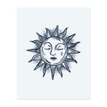 Ein Minimalistes Tattoo eines Halbmonds mit einem sanften Gesicht, das eine Träne weint. Sanfte Wolken wirbeln um ihn, was ein träumerisches, mystisches Gefühl hinzufügt. Das Design ruft Emotionen und Ruhe hervor, gezeichnet in zarten Linien mit einem Hauch von Magie.