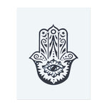 Ein Minimalistes Tattoo eines Halbmonds mit einem sanften Gesicht, der eine Träne weint. Sanfte Wolken wirbeln um ihn und verleihen dem Design ein träumerisches, mystisches Gefühl, das Emotionen und Ruhe in zarten Linien erweckt.