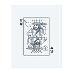 Eine König der Herzen Spielkarte mit dem Wort "LOYALTY" über seiner Brust. Das Tattoo zeigt eine königliche Figur mit einem Schwert, das Stärke und Hingabe symbolisiert. Es repräsentiert Loyalität und Ehre, perfekt für jemanden, der diese Eigenschaften schätzt.