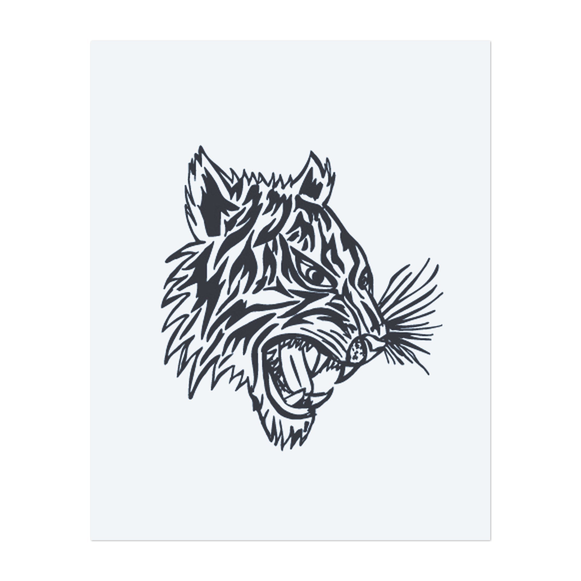 Ein kräftiger, brüllender Tigerkopf, der scharfe Zähne und intensive Augen zeigt. Dieses Tattoo repräsentiert Stärke, Mut und wilde Energie und ist eine großartige Wahl für diejenigen, die ihre furchtlose und unaufhaltbare Natur umarmen.