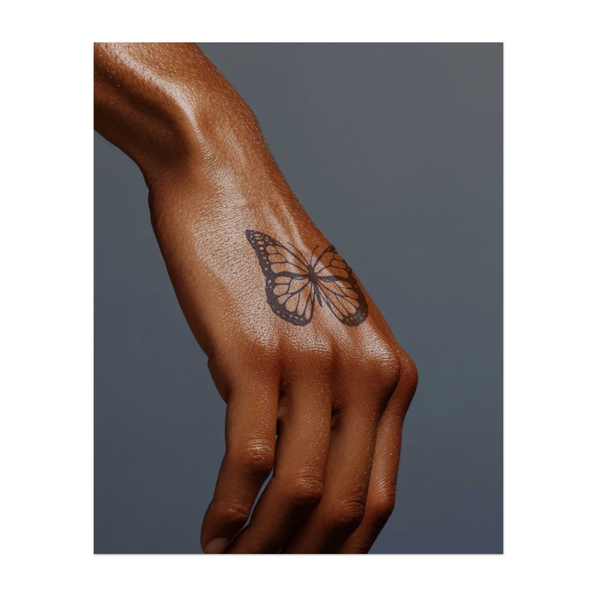 Ein anmutiger Schmetterling mit detaillierten Flügeln. Dieses Tattoo symbolisiert Transformation, Freiheit und Schönheit, perfekt für jemanden, der Veränderung und die Leichtigkeit des Lebens umarmt.