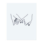 Zwei Hände, die sich sanft halten, ein Symbol für Liebe, Vertrauen und Verbindung. Dieses Tattoo repräsentiert Einheit und das Band zwischen Menschen, perfekt für diejenigen, die enge Beziehungen schätzen.