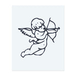 Ein verspielter Cherub, der einen Bogen und Pfeil zielt. Dieses Tattoo symbolisiert Liebe, Zuneigung und die Kraft der Verbindung, perfekt für diejenigen, die an die Magie der Liebe und des Schicksals glauben.