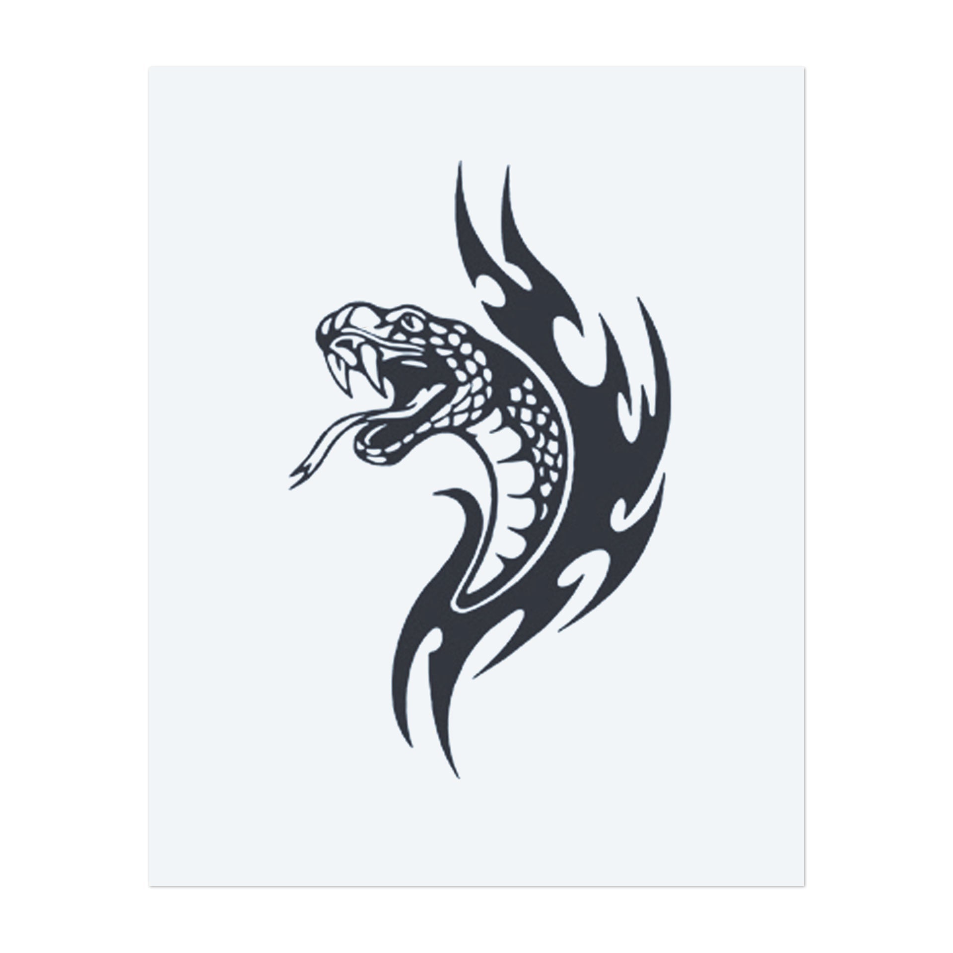Eine Schlange, die aus Flammen aufsteigt, mit züngelnder Zunge und fletschenden Zähnen. Dieses Tattoo repräsentiert Gefahr, Transformation und wilde Macht, perfekt für diejenigen, die Stärke und die Intensität des Überwindens von Hindernissen umarmen.