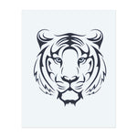 Ein furchterregendes, detailliertes Tigergesicht. Dieses Tattoo repräsentiert Mut, Macht und Entschlossenheit und ist ein perfektes Symbol für diejenigen, die Herausforderungen mit Selbstvertrauen und Stärke begegnen.