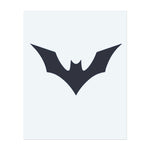 Eine einfache Fledermaus-Silhouette, kühn und scharf. Dieses Tattoo symbolisiert Geheimnis, Freiheit und nächtliche Energie, perfekt für diejenigen, die Stärke in der Dunkelheit finden.