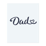 as Wort "Dad" in fließender Schrift mit einem Herz darüber. Dieses Tattoo symbolisiert Liebe, Respekt und Verbindung und ist perfekt, um eine Vaterfigur mit einer persönlichen und herzlichen Geste zu ehren.