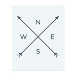 Ein Minimalistes Kompass-Design mit Pfeilen, die in alle vier Richtungen zeigen. Dieses Tattoo symbolisiert Führung, Richtung und das Finden des eigenen Weges, perfekt für diejenigen, die Klarheit und Zweck auf ihrer Reise suchen.
