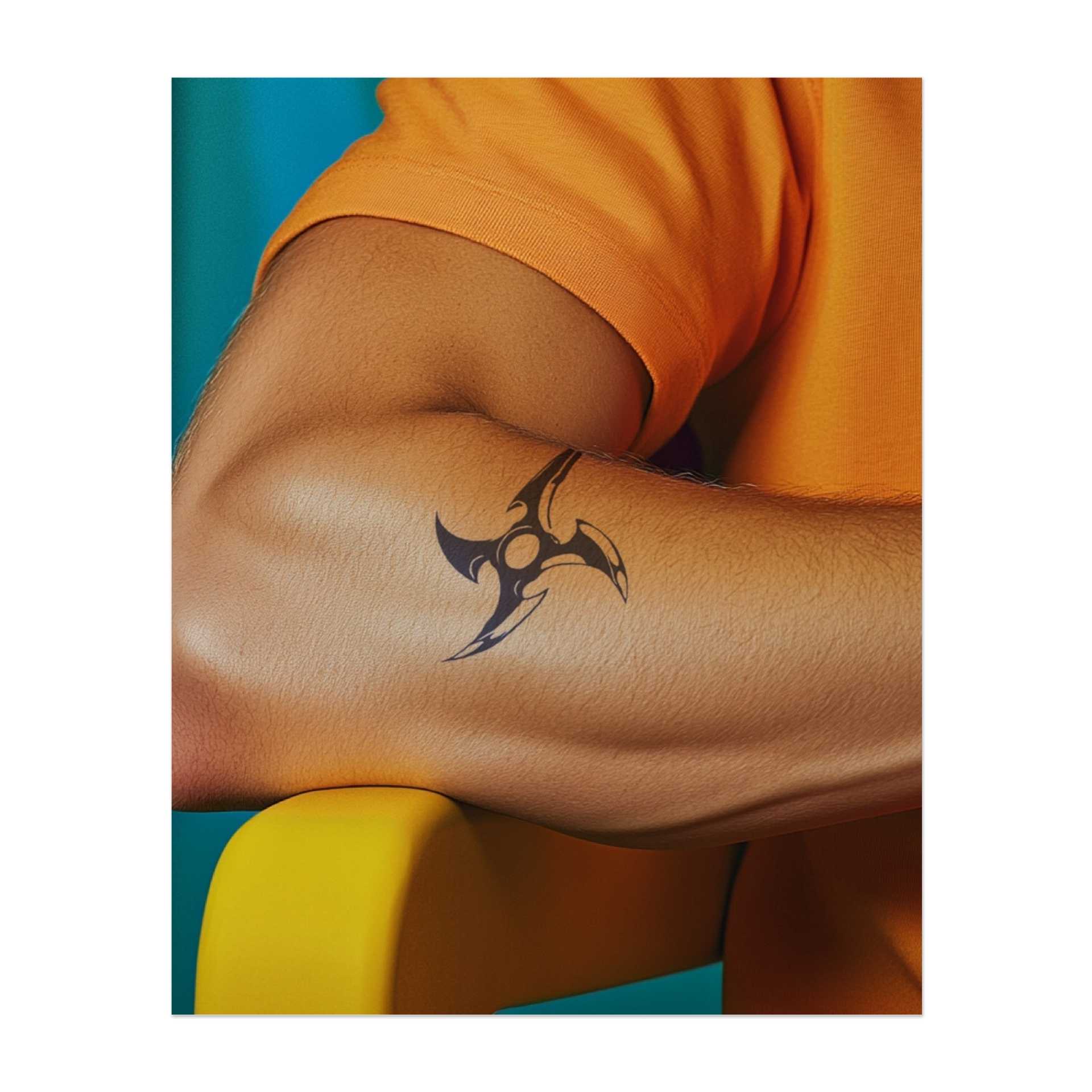 Eine scharfe, stilisierte Shuriken in Bewegung, die Präzision, Heimlichkeit und Beweglichkeit symbolisiert. Dieses Tattoo repräsentiert die Kunst der Konzentration, schnelle Handlung und Meisterschaft, ideal für diejenigen, die Disziplin und Strategie schätzen.