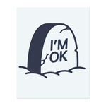 Ein humorvolles Grabstein-Tattoo mit den Worten "I'M OK" eingraviert, das Widerstandsfähigkeit und das Überwinden von Schwierigkeiten mit einer heiteren Einstellung symbolisiert. Dieses Tattoo repräsentiert die Stärke, durch schwierige Zeiten mit Humor und innerer Ruhe zu bestehen.