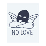 Eine Maske mit Engelsflügeln, die an den Worten "NO LOVE" ruht, symbolisiert den Konflikt zwischen Verwundbarkeit und dem Schutz des eigenen Herzens.