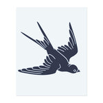 Eine stilisierte Schwalbe im Flug. Sie repräsentiert Freiheit, Reisen oder ein Symbol der Hoffnung und Rückkehr. Ein klassisches Tattoo-Design mit tiefem Symbolismus.